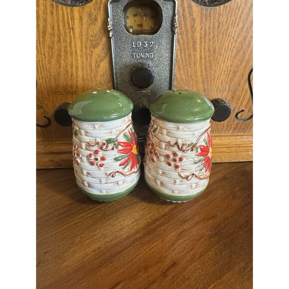 Temp-tations Salt and Pepper shakers, Basketweave Old World POINSETTIA - Picture 2 of 4